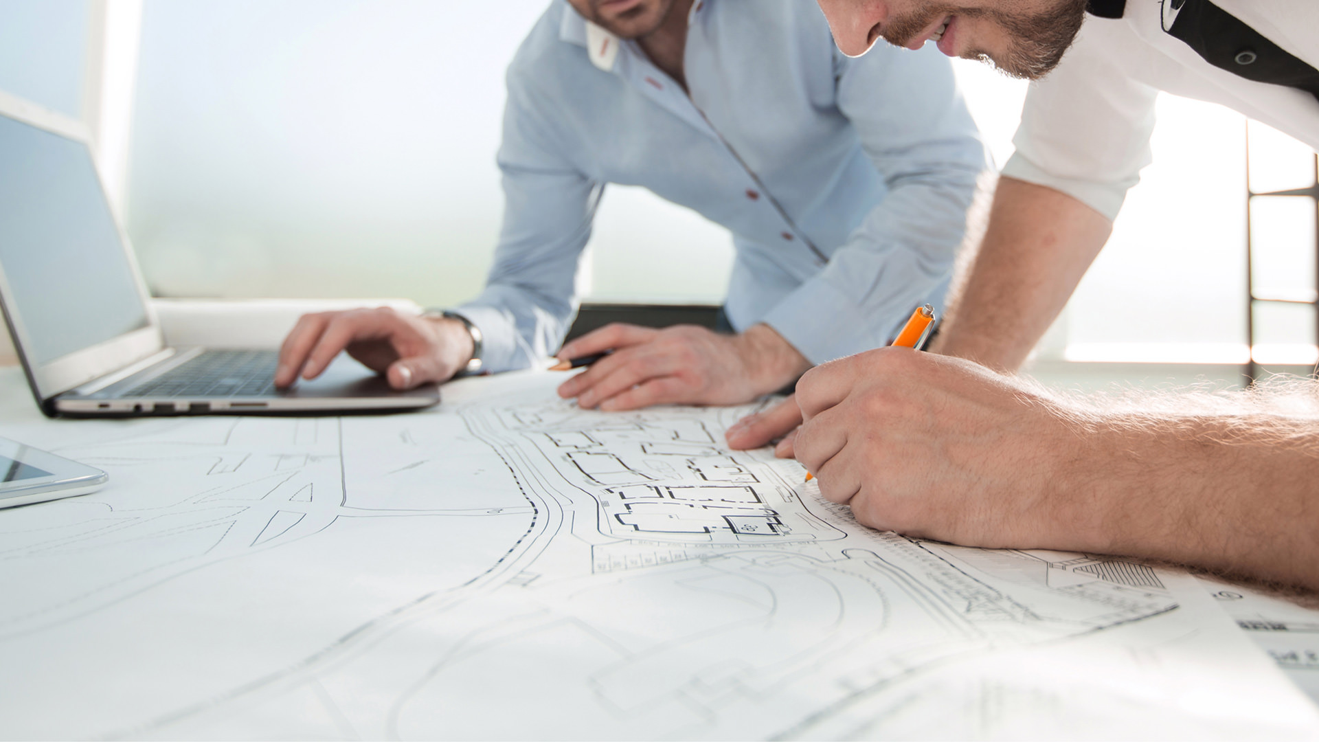 Dois técnicos a trabalhar sobre o desenho de um projeto